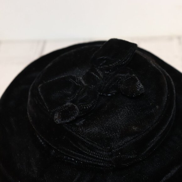 Vintage Black Velvet Pillbox Hat with Bow – Union Made Mid-Century Glam · Soft - Picture 4 of 6
